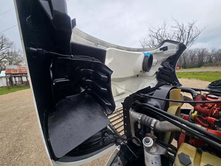 2010-freightliner-m2-106-image-41