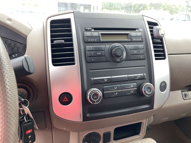 2011-nissan-frontier-sv-image-13