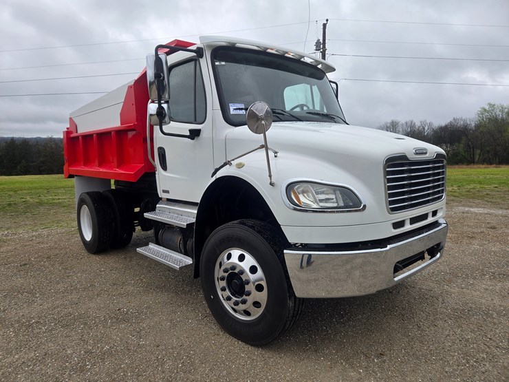 2012-freightliner-m2-106-image-22