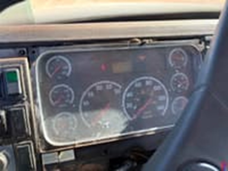 2001-freightliner-fl70-image-10