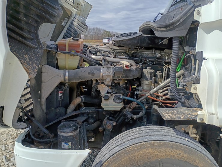 2009-freightliner-cascadia-125-image-17