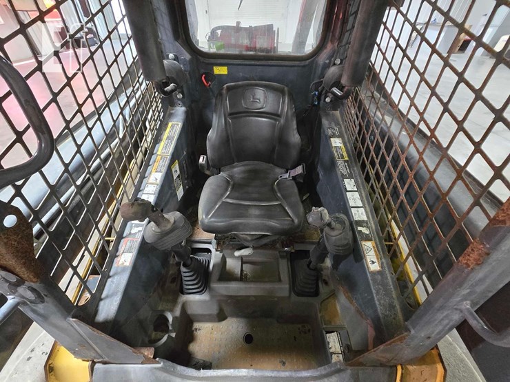 2015-deere-318e-image-13