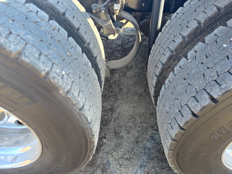 2019-peterbilt-567-image-86