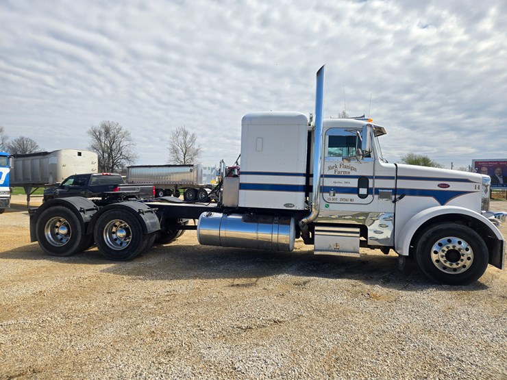 1996-peterbilt-377-image-24
