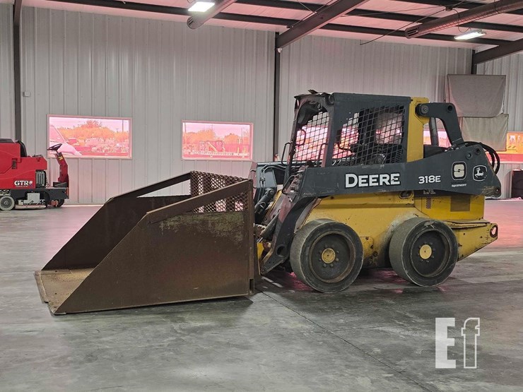 2015-deere-318e-image-1