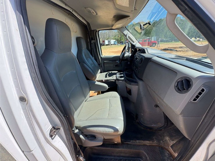 2011-ford-e350-image-18