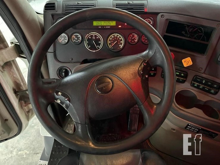 2014-freightliner-cascadia-125-image-15