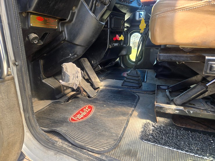 2005-peterbilt-379-image-55