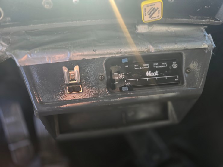 2001-mack-rd688s-image-97