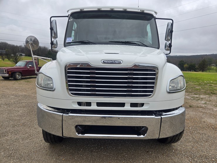 2012-freightliner-m2-106-image-24