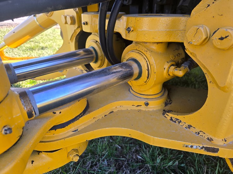 2015-deere-410l-image-44