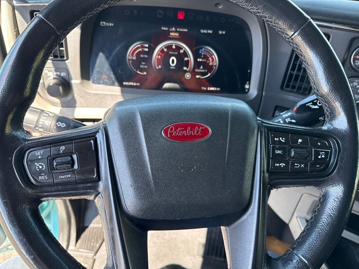 2023-peterbilt-579-image-29