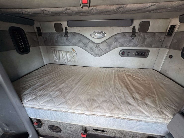 2013-mack-pinnacle-cxu613-image-26