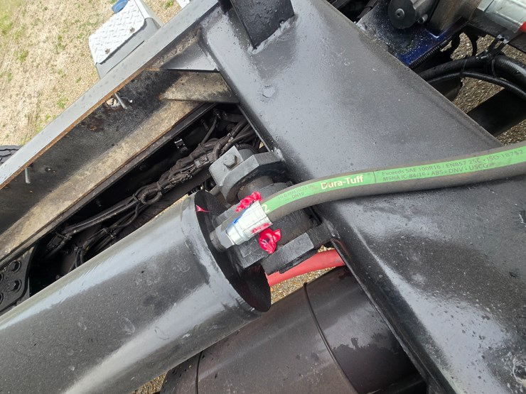 2012-freightliner-m2-106-image-51