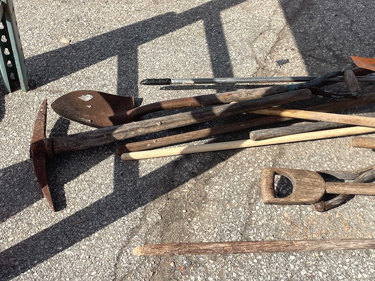 #7025-•-(11)-handled-yard-tools-(o4)-image-14