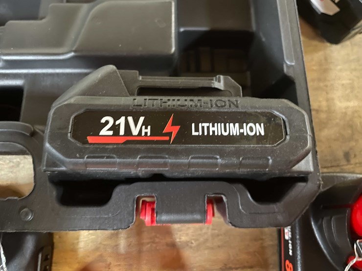 #2435-•-21-volt-mini-cordless-chainsaw-kit-in-carrying-case-(pr12)-image-9