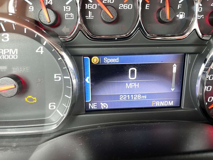 2015-chevrolet-suburban-image-26