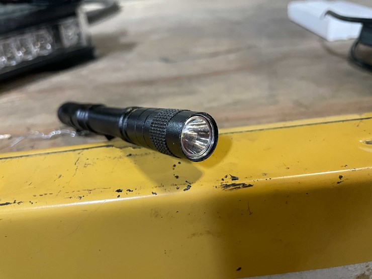 #2423-•-(4)-led-mechanic's-flashlights-(pr12)-image-2