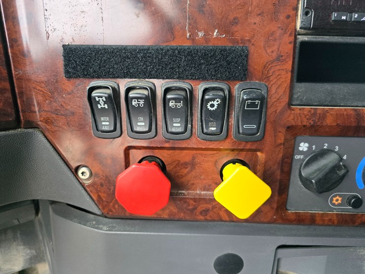 #22593-•-2016-mack-cxu613-pinnacle-sleeper-truck-image-43