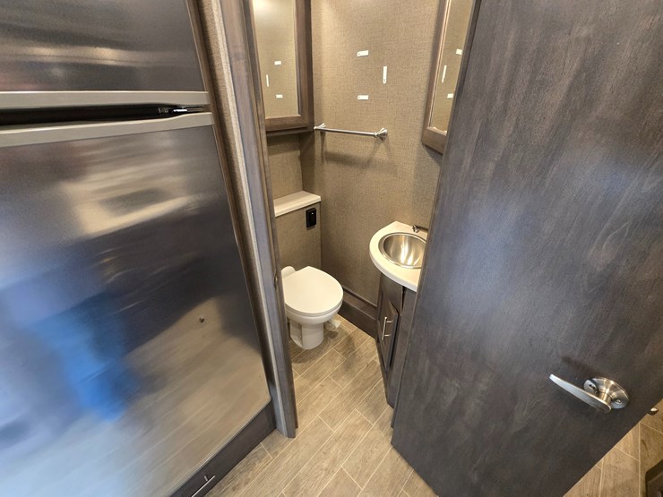 2020-ford-f550-image-43