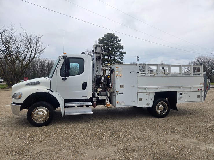 2010-freightliner-m2-106-image-7