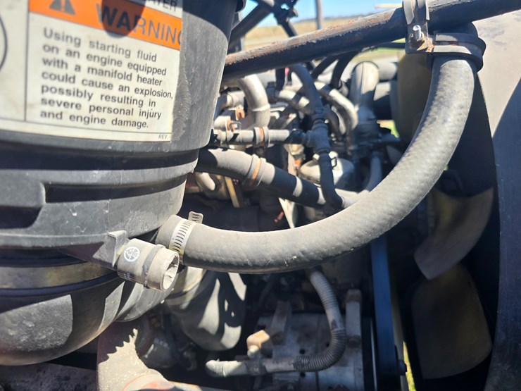 2005-freightliner-m2-106-image-34