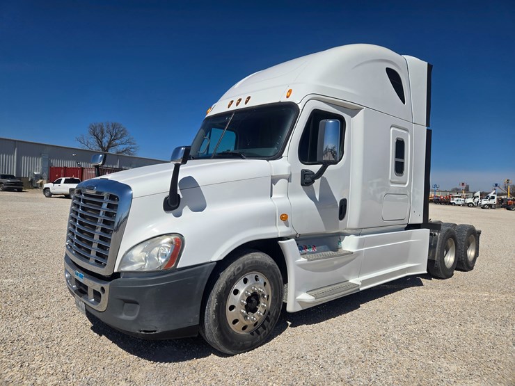 2014-freightliner-cascadia-125-image-3