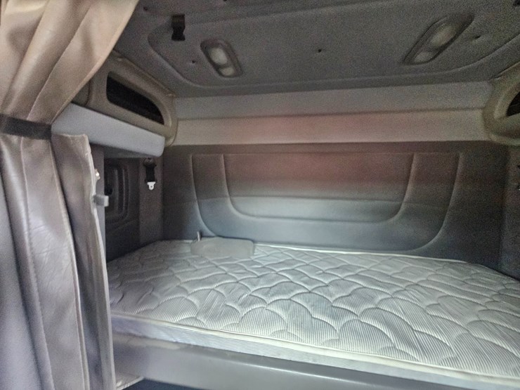 2012-peterbilt-384-image-93