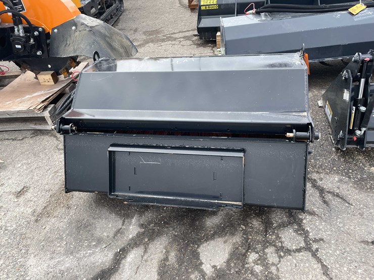 #7053-•-unused-giyi-mini-skid-steer-bucket-broom-(o10)-image-1