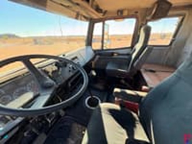 2001-freightliner-fl70-image-9