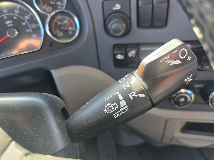 2019-peterbilt-567-image-73