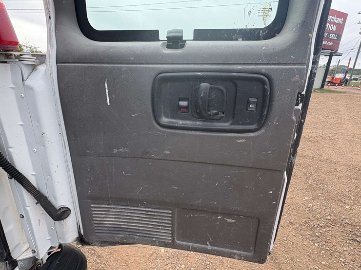 2005-chevrolet-express-3500-image-21