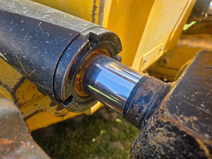 2014-caterpillar-953d-image-97