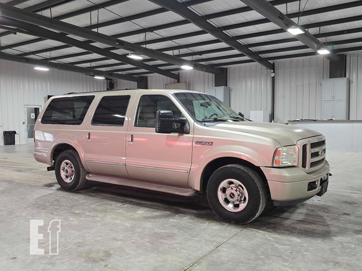 2005-ford-excursion-image-2