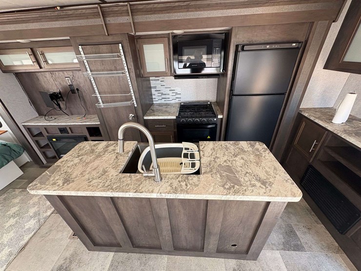 2020-coleman-dutchman-travel-trailer-image-9