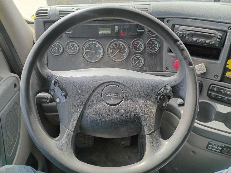 2009-freightliner-cascadia-125-image-59