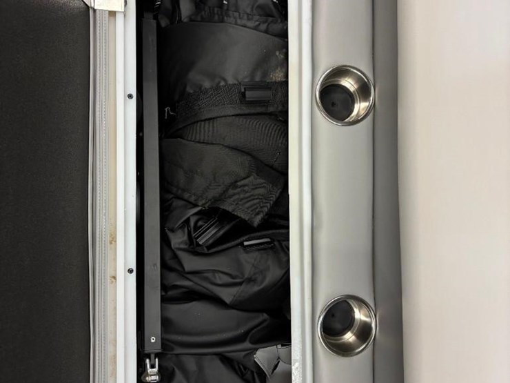 2025-g3-suncatcher-select-20rc-pontoon-image-35