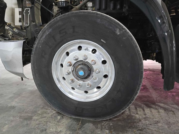 2016-peterbilt-579-image-25