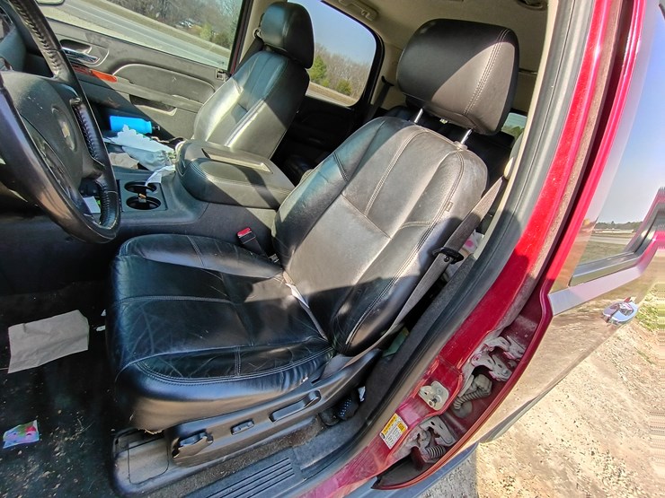 2010-chevrolet-tahoe-image-28