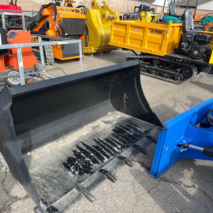 #7060 • Unused 63 Case New Holland Tractor Tooth Bucket (O9)