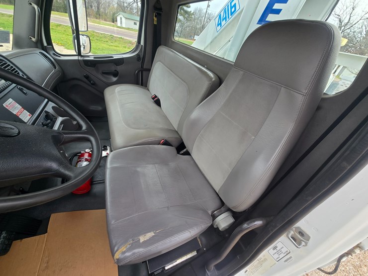 2010-freightliner-m2-106-image-55