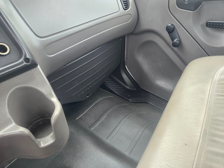 2010-freightliner-m2-106-image-58