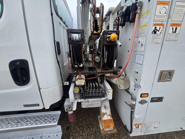 2010-freightliner-m2-106-image-69