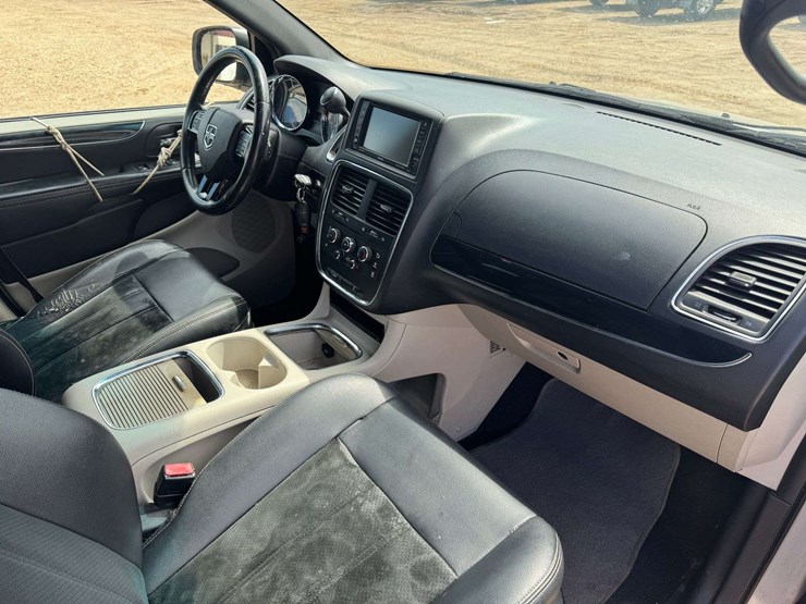 2017-dodge-grand-caravan-sxt-image-13