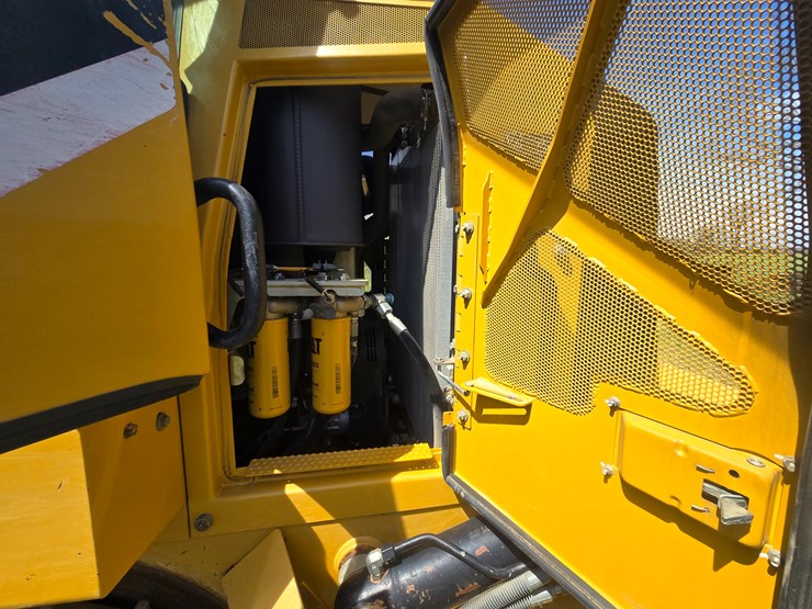 2014-caterpillar-953d-image-30