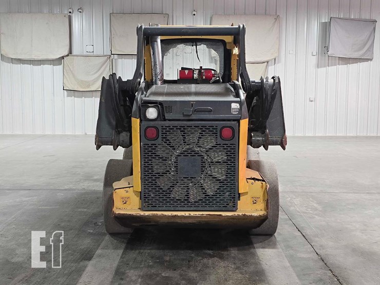 2015-deere-318e-image-8