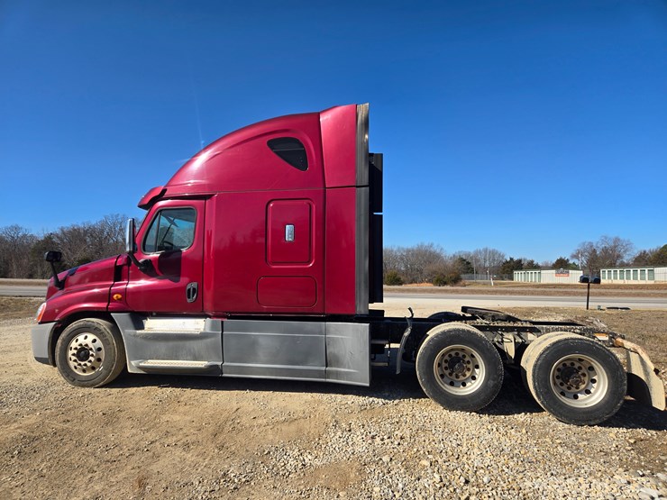 2014-freightliner-cascadia-125-image-9