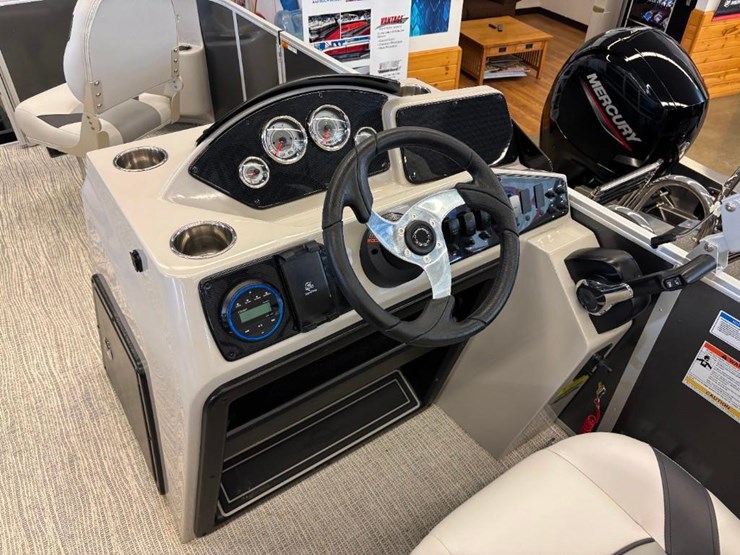 2025-g3-suncatcher-select-18f-pontoon-image-25