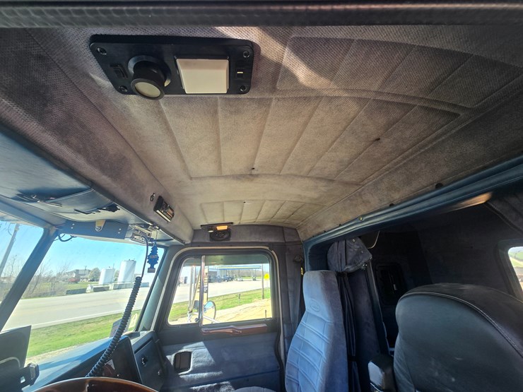 1996-peterbilt-377-image-58