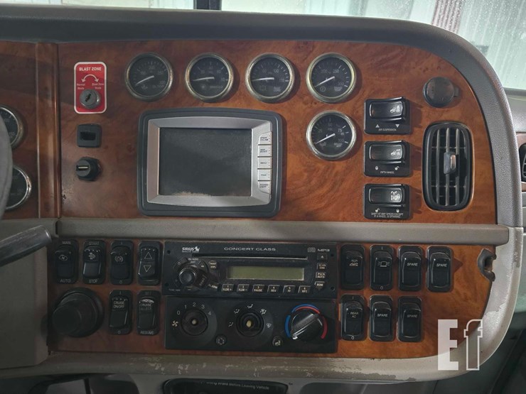 2008-peterbilt-388-image-14